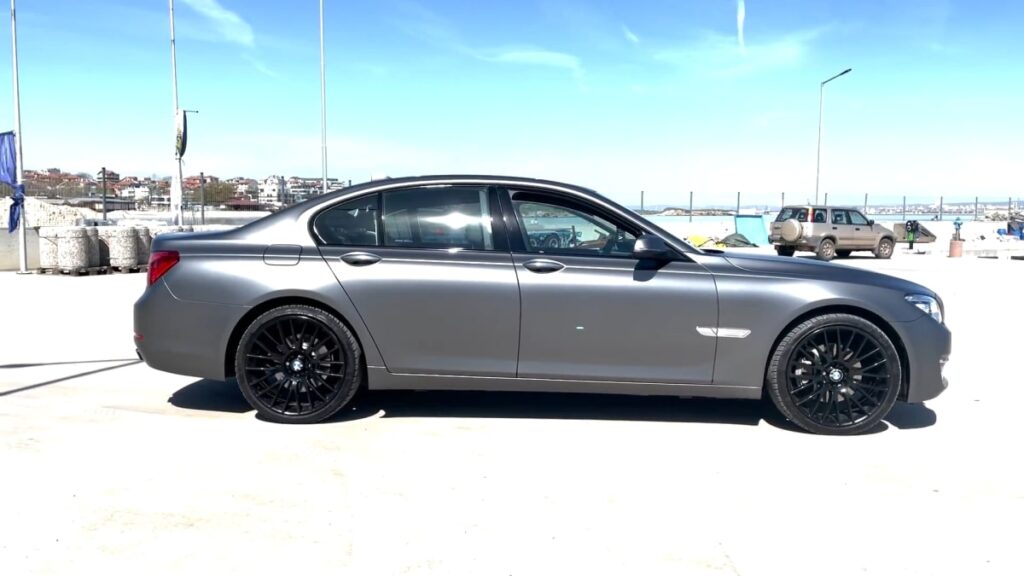 8 Affordable Luxury Cars That Make You Look Rich - BMW 7 Series F01
